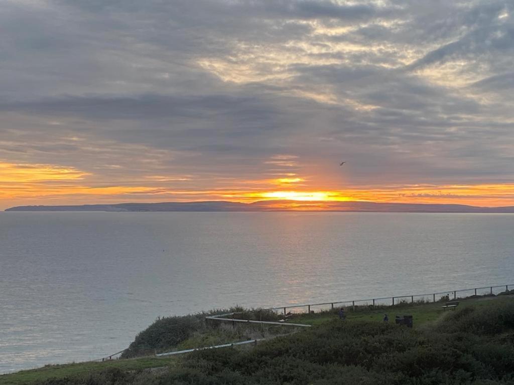 Stunning Sea View Two Double Bedroom Apartment - With Balcony - Opposite Beachfront Walk Bournemouth Exterior photo